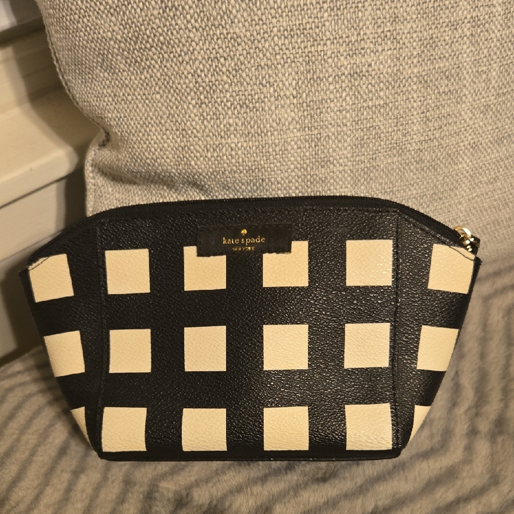 Kate Spade♠️ Black and White Geometric Cosmetic Bag ♠️ PRE LOVED